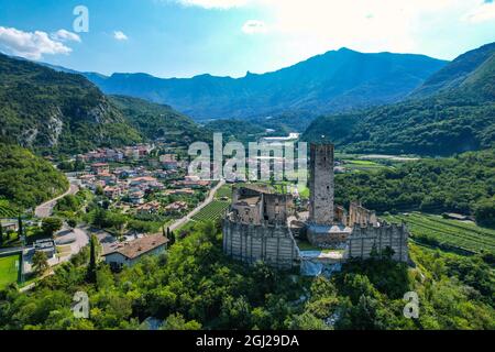 Mavic Air 2S Drone ariel photographies du Castillo di Drena, Château de Drena, trente, lacs italiens, Italie Banque D'Images