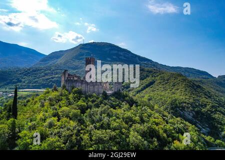 Mavic Air 2S Drone ariel photographies du Castillo di Drena, Château de Drena, trente, lacs italiens, Italie Banque D'Images