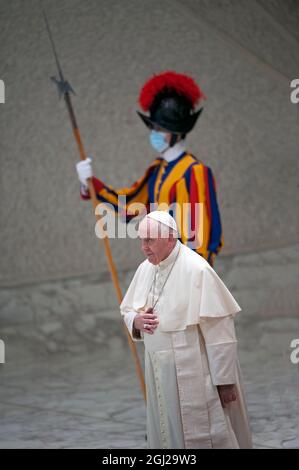 Rome, Italie. 08 septembre 2021. 8 septembre 2021 : le pape François salue avec derrière une garde suisse lorsqu'il arrive pour son audience générale hebdomadaire dans la salle Paul VI, au Vatican crédit: Agence de photo indépendante/Alamy Live News Banque D'Images