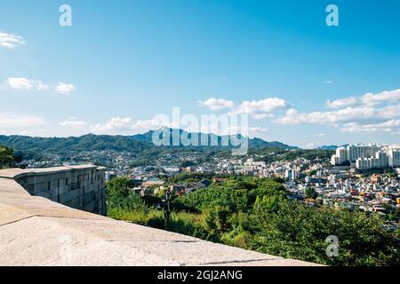 Vue sur la forteresse du parc Naksan et la ville de Séoul en Corée Banque D'Images