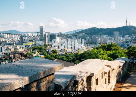 Vue sur la forteresse du parc Naksan et la ville de Séoul en Corée Banque D'Images