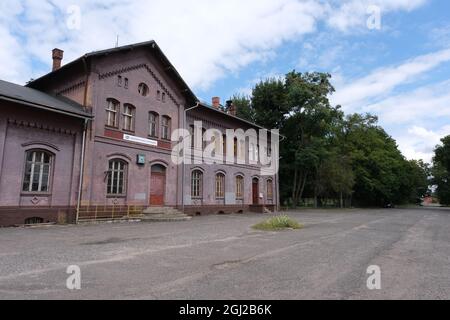 Kedzierzyn-Kozle, Pologne - 19 août 2021 : l'ancienne gare ferroviaire et le mémorial des Transports de Cosel. Environ 9000 juifs ont été chassés de trains Banque D'Images