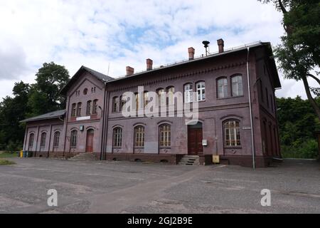 Kedzierzyn-Kozle, Pologne - 19 août 2021 : l'ancienne gare ferroviaire et le mémorial des Transports de Cosel. Environ 9000 juifs ont été chassés de trains Banque D'Images