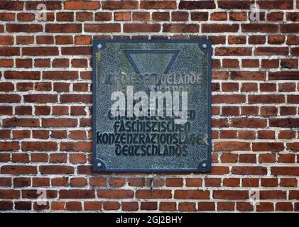 08 septembre 2021, Brandebourg, Oranienburg: Une plaque portant l'inscription 'l'un des premiers camps de concentration fasciste d'Allemagne a été situé sur ce site de 1933 à 1934' est apposée sur un mur de briques sur la Berliner Straße. En mars 1933, la sa locale avait établi le premier camp de concentration de Prusse dans l'ancienne brasserie Kindl. Jusqu'à la fermeture du camp en juillet 1934, environ 3000 prisonniers d'Oranienburg et des environs ainsi que de Berlin ont été internés ici. Au moins 16 des prisonniers sont morts dans le camp de concentration d'Oranienburg, dont l'écrivain Erich Mühsam. Le site commémoratif est Banque D'Images