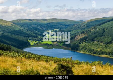 Vue sur le réservoir et la vallée de Talybont dans les Brecon Beacons en août Banque D'Images