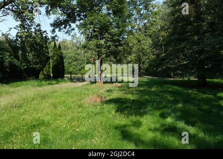 Lambinowice, Pologne - 21 août 2021 : camp de travail et cimetière pour les prisonniers allemands immédiatement après la fin de la guerre. Jour d'été ensoleillé. Banque D'Images