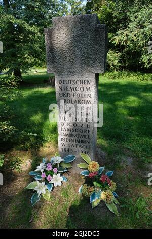 Lambinowice, Pologne - 21 août 2021 : camp de travail et cimetière pour les prisonniers allemands immédiatement après la fin de la guerre. Jour d'été ensoleillé. Banque D'Images