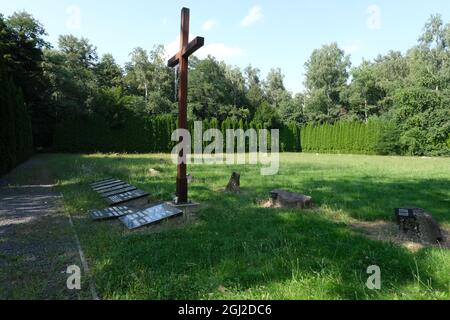 Lambinowice, Pologne - 21 août 2021 : camp de travail et cimetière pour les prisonniers allemands immédiatement après la fin de la guerre. Jour d'été ensoleillé. Banque D'Images