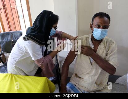 Chandpur, Bangladesh. 07septembre 2021. CHANDPUR, BANGLADESH- SEPTEMBRE 7 : une personne reçoit la deuxième dose lors d'une campagne de vaccination de masse contre la maladie de Covid-19. Le gouvernement a lancé la campagne nationale de vaccination pour l'administration de la deuxième dose du vaccin contre le coronavirus dans tout le pays le 07 septembre 2021 à Chandpur, au Bangladesh. (Photo de Habibur Rahman/Eyepix Group/Sipa USA) crédit: SIPA USA/Alay Live News Banque D'Images