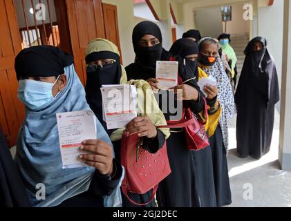 Chandpur, Bangladesh. 07septembre 2021. CHANDBUR, BANGLADESH- SEPTEMBRE 7: Des personnes sont vues debout dans la file d'attente pour obtenir leurs deuxièmes doses lors d'une campagne de vaccination de masse contre la maladie de Covid-19. Le gouvernement a lancé la campagne nationale de vaccination pour l'administration de la deuxième dose du vaccin contre le coronavirus dans tout le pays le 07 septembre 2021 à Chandpur, au Bangladesh. (Photo de Habibur Rahman/Eyepix Group/Sipa USA) crédit: SIPA USA/Alay Live News Banque D'Images