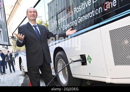 Munich. 8 septembre 2021. Hubert AIWANGER (électeur libre, ministre de l'économie de Bavière) ravitaillant en carburant un autobus à hydrogène. Station de remplissage mobile H2 de Westfalen AG (opérateur), ouverture d'une station de remplissage d'hydrogène mobile et démonstration de réservoirs devant le ministère bavarois de l'économie dans le cadre de la mobilité de l'IAA le 8 septembre 2021 à Munich. Credit: dpa/Alay Live News Banque D'Images