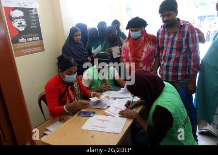 Chandpur, Bangladesh. 07septembre 2021. CHANDBUR, BANGLADESH- SEPTEMBRE 7: Des personnes sont vues debout dans la file d'attente pour obtenir leurs deuxièmes doses lors d'une campagne de vaccination de masse contre la maladie de Covid-19. Le gouvernement a lancé la campagne nationale de vaccination pour l'administration de la deuxième dose du vaccin contre le coronavirus dans tout le pays le 07 septembre 2021 à Chandpur, au Bangladesh. (Photo de Habibur Rahman/Eyepix Group/Sipa USA) crédit: SIPA USA/Alay Live News Banque D'Images