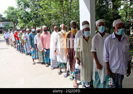 Chandpur, Bangladesh. 07septembre 2021. CHANDBUR, BANGLADESH- SEPTEMBRE 7: Des personnes sont vues debout dans la file d'attente pour obtenir leurs deuxièmes doses lors d'une campagne de vaccination de masse contre la maladie de Covid-19. Le gouvernement a lancé la campagne nationale de vaccination pour l'administration de la deuxième dose du vaccin contre le coronavirus dans tout le pays le 07 septembre 2021 à Chandpur, au Bangladesh. (Photo de Habibur Rahman/Eyepix Group/Sipa USA) crédit: SIPA USA/Alay Live News Banque D'Images