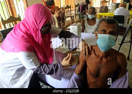 Chandpur, Bangladesh. 07septembre 2021. CHANDPUR, BANGLADESH- SEPTEMBRE 7 : une personne reçoit la deuxième dose lors d'une campagne de vaccination de masse contre la maladie de Covid-19. Le gouvernement a lancé la campagne nationale de vaccination pour l'administration de la deuxième dose du vaccin contre le coronavirus dans tout le pays le 07 septembre 2021 à Chandpur, au Bangladesh. (Photo de Habibur Rahman/Eyepix Group/Sipa USA) crédit: SIPA USA/Alay Live News Banque D'Images