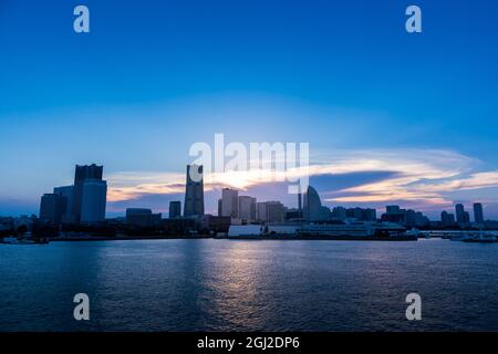 Anneau de feu nuage au-dessus de la ville de Minato Mirai avant le coucher du soleil. Banque D'Images