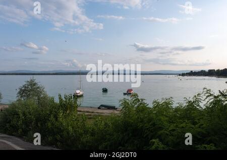 Skorochow, Pologne - Lac Nyskie à Opole Voivodeship est un réservoir construit sur la rivière Nysa Klodzka. Bateau, les personnes nageant, l'embarcation, la paix Banque D'Images