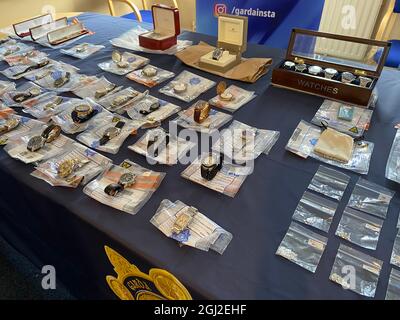 Articles de bijoux volés d'une valeur de 155,000 euros aux bureaux d'an Garda Siochana, à Dublin, que les détectives veulent retourner à leurs propriétaires après qu'ils ont été saisis par les officiers. On croit les articles ??? qui comprennent 41 montres, 32 anneaux et un certain nombre de diamants d'une valeur de 55,000 euros ??? étaient tous de cambriolages. Date de la photo: Mercredi 8 septembre 2021. Banque D'Images