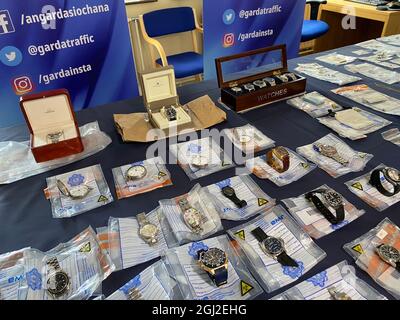 Articles de bijoux volés d'une valeur de 155,000 euros aux bureaux d'an Garda Siochana, à Dublin, que les détectives veulent retourner à leurs propriétaires après qu'ils ont été saisis par les officiers. On croit les articles ??? qui comprennent 41 montres, 32 anneaux et un certain nombre de diamants d'une valeur de 55,000 euros ??? étaient tous de cambriolages. Date de la photo: Mercredi 8 septembre 2021. Banque D'Images