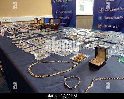 Articles de bijoux volés d'une valeur de 155,000 euros aux bureaux d'an Garda Siochana, à Dublin, que les détectives veulent retourner à leurs propriétaires après qu'ils ont été saisis par les officiers. On croit les articles ??? qui comprennent 41 montres, 32 anneaux et un certain nombre de diamants d'une valeur de 55,000 euros ??? étaient tous de cambriolages. Date de la photo: Mercredi 8 septembre 2021. Banque D'Images