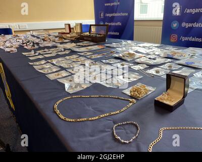 Articles de bijoux volés d'une valeur de 155,000 euros aux bureaux d'an Garda Siochana, à Dublin, que les détectives veulent retourner à leurs propriétaires après qu'ils ont été saisis par les officiers. On croit les articles ??? qui comprennent 41 montres, 32 anneaux et un certain nombre de diamants d'une valeur de 55,000 euros ??? étaient tous de cambriolages. Date de la photo: Mercredi 8 septembre 2021. Banque D'Images