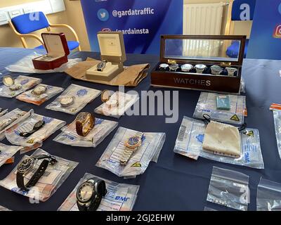 Articles de bijoux volés d'une valeur de 155,000 euros aux bureaux d'an Garda Siochana, à Dublin, que les détectives veulent retourner à leurs propriétaires après qu'ils ont été saisis par les officiers. On croit les articles ??? qui comprennent 41 montres, 32 anneaux et un certain nombre de diamants d'une valeur de 55,000 euros ??? étaient tous de cambriolages. Date de la photo: Mercredi 8 septembre 2021. Banque D'Images