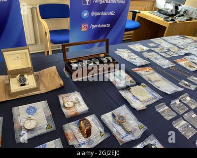 Articles de bijoux volés d'une valeur de 155,000 euros aux bureaux d'an Garda Siochana, à Dublin, que les détectives veulent retourner à leurs propriétaires après qu'ils ont été saisis par les officiers. On croit les articles ??? qui comprennent 41 montres, 32 anneaux et un certain nombre de diamants d'une valeur de 55,000 euros ??? étaient tous de cambriolages. Date de la photo: Mercredi 8 septembre 2021. Banque D'Images