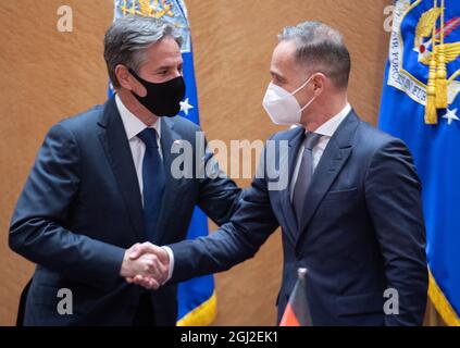 Ramstein Miesenbach, Allemagne. 08 septembre 2021. Le secrétaire D’État AMÉRICAIN Antony Blinken (l) accueille le ministre allemand des Affaires étrangères Heiko Maas (SPD) à la base aérienne de Ramstein. Crédit : Boris Roessler/dpa/Alay Live News Banque D'Images