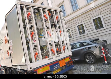 Munich. 8 septembre 2021. Station de remplissage mobile H2 de Westfalen AG (opérateur), ouverture d'une station de remplissage d'hydrogène mobile et démonstration de réservoirs devant le ministère bavarois des Affaires économiques dans le cadre de la mobilité de l'IAA le 8 septembre 2021 à Munich. Credit: dpa/Alay Live News Banque D'Images