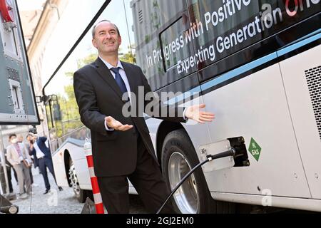 Munich. 8 septembre 2021. Hubert AIWANGER (électeur libre, ministre de l'économie de Bavière) ravitaillant en carburant un autobus à hydrogène. Station de remplissage mobile H2 de Westfalen AG (opérateur), ouverture d'une station de remplissage d'hydrogène mobile et démonstration de réservoirs devant le ministère bavarois de l'économie dans le cadre de la mobilité de l'IAA le 8 septembre 2021 à Munich. Credit: dpa/Alay Live News Banque D'Images