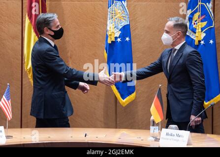 Ramstein Miesenbach, Allemagne. 08 septembre 2021. Le secrétaire D’État AMÉRICAIN Antony Blinken (l) accueille le ministre allemand des Affaires étrangères Heiko Maas (SPD) à la base aérienne de Ramstein. Crédit : Boris Roessler/dpa/Alay Live News Banque D'Images