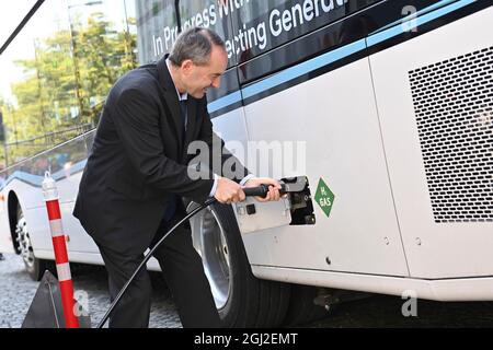 Munich. 8 septembre 2021. Hubert AIWANGER (électeur libre, ministre de l'économie de Bavière) ravitaillant en carburant un autobus à hydrogène. Station de remplissage mobile H2 de Westfalen AG (opérateur), ouverture d'une station de remplissage d'hydrogène mobile et démonstration de réservoirs devant le ministère bavarois de l'économie dans le cadre de la mobilité de l'IAA le 8 septembre 2021 à Munich. Credit: dpa/Alay Live News Banque D'Images