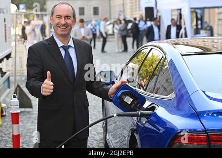 Munich. 8 septembre 2021. Hubert AIWANGER (électeur libre, ministre de l'économie de Bavière) ravitaillant une voiture à hydrogène «S. Station de remplissage mobile H2 de Westfalen AG (opérateur), ouverture d'une station de remplissage d'hydrogène mobile et démonstration de réservoirs devant le ministère bavarois de l'économie dans le cadre de la mobilité de l'IAA le 8 septembre 2021 à Munich. Credit: dpa/Alay Live News Banque D'Images