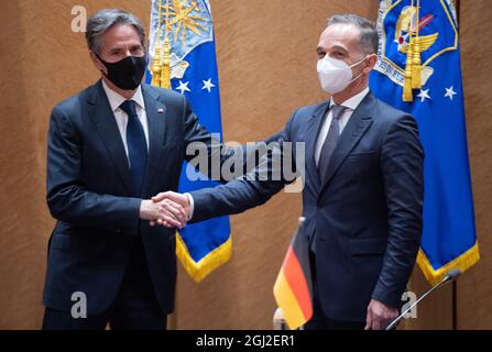 Ramstein Miesenbach, Allemagne. 08 septembre 2021. Le secrétaire D’État AMÉRICAIN Antony Blinken (l) accueille le ministre allemand des Affaires étrangères Heiko Maas (SPD) à la base aérienne de Ramstein. Crédit : Boris Roessler/dpa/Alay Live News Banque D'Images