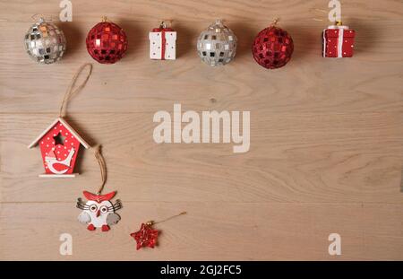 Boîtes-cadeaux de Noël sur une surface bleue et brune vue d'en haut Banque D'Images