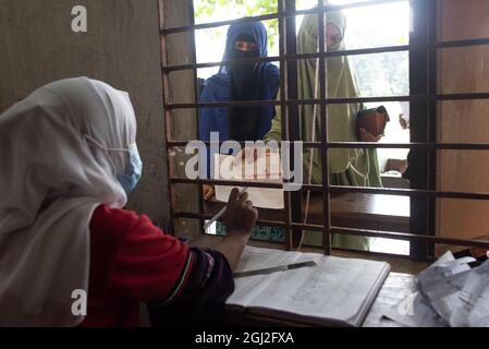 Dhaka, Bangladesh. 07septembre 2021. DHAKA, BANGLADESH - SEPTEMBRE 7 : un volontaire aide les gens à recevoir une dose du vaccin Sinopharm Covid-19, afin de réduire le risque d'infection par la nouvelle variante Delta de Covid le 7 septembre 2021. À Dhaka, au Bangladesh. (Photo de Fatima-Tuj-Johora/Eyepix Group/Sipa USA) crédit: SIPA USA/Alay Live News Banque D'Images