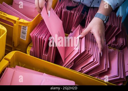 Delmenhorst, Allemagne. 08 septembre 2021. Les bulletins de vote reçus par les électeurs absents pour l'élection municipale sont triés au bureau du greffier. Credit: Sina Schuldt/dpa/Alay Live News Banque D'Images