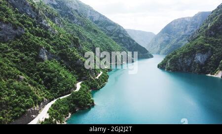 Vue aérienne sur le lac de Pivsko.Belle eau bleue dans la rivière Piva, Monténégro Banque D'Images