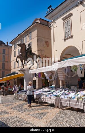 Italie, Lombardie, Pavie, Piazza del Duomo, marché fond Statue de bronze équestrienne appelée Regisole par Francesco Messina en 1937 Banque D'Images