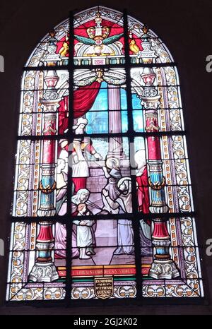 La présentation de la Vierge au Temple. Vitrail de l'église Saint Cyr et Sainte Julitte à Villejuif, Val de Marne, France. Banque D'Images