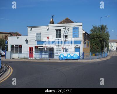 Sheerness, Kent, Royaume-Uni. 8 septembre 2021. Le Conseil de Swale a fini par un coût estimé de 8,000 livres sterling en frais juridiques pour régler une erreur de planification qui a vu plusieurs applications de planification incorrectement approuvées ou rejetées après que le logiciel a été testé par un ingénieur junior mais les résultats des données de test ont été accidentellement publiés à l' système « actif » et juridiquement contraignant. La « vieille maison à la maison » de Sheerness (photo) était sur le point d'être « complètement défrachée » avec le commentaire sarcastique « Pourquoi suis-je en train de faire ça ? Suis-je le choix ? » inclus dans la décision officielle de planification. Crédit : James Bell/Alay Live News Banque D'Images