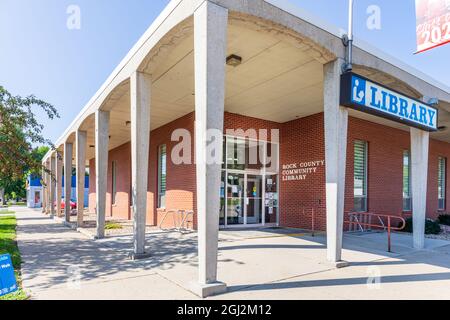 LUVERNE, MN, USA-21 AOÛT 2021: Bibliothèque communautaire du comté de Rock, bâtiment et panneaux. Ciel bleu. Banque D'Images