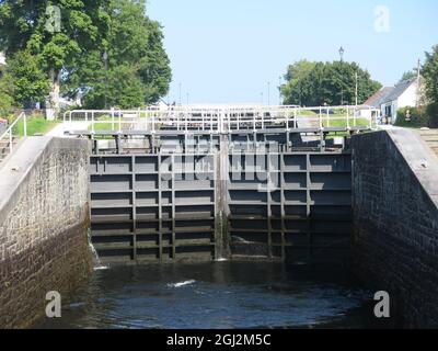 Gros plan d'un ensemble de portes fermées dans le vol de huit écluses qui constitue l'escalier de Neptunes près de fort William sur le canal Caledonian. Banque D'Images