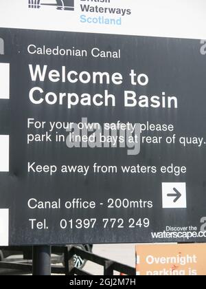 Un comité d'information de British Waterways Scotland disant « Bienvenue dans le bassin de Corpach » sur le canal Caledonian avec des informations de sécurité. Banque D'Images