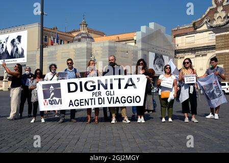 Rome, Italie. 08 septembre 2021. Les manifestants tiennent une bannière lors de la manifestation des agents de voyage à Rome.les manifestants se sont rassemblés sur la Piazza del Popolo pour demander des incitations fiscales au gouvernement et être en mesure d'envoyer leurs clients pour des vacances à l'étranger étant donné que depuis le début de l'épidémie de Covid-19, 35% des agences de voyages en Italie ont fermé définitivement. Crédit : SOPA Images Limited/Alamy Live News Banque D'Images