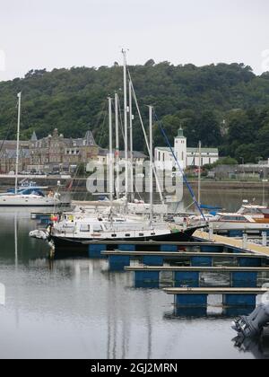 Yachts amarrés dans la baie à Oban, un port sûr et une destination touristique sur la côte ouest de l'Écosse, 'porte d'entrée des îles'. Banque D'Images