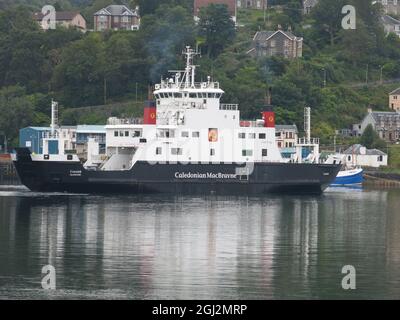 Ferry Caledonian MacBrayne dans la baie à Oban, leur port de ferry le plus achalandé et porte d'entrée des îles de Mull, Colonsay, Islay & Coll ; septembre 2021. Banque D'Images