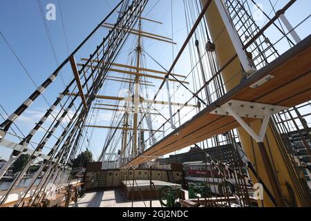 Hambourg, Allemagne. 08 septembre 2021. Vue sur la terrasse et le gréement de la barque à quatre mâts 'Peking'. Des visites guidées sont proposées à l'occasion du premier anniversaire de l'arrivée du « Pékin » à Hambourg. Les visites du chantier de la barque restaurée à quatre mâts, avec un maximum de dix participants, peuvent être réservées à partir du 8 septembre. Crédit : Ulrich Perrey/dpa/Alay Live News Banque D'Images