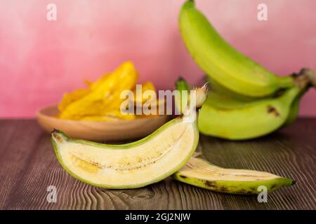 La banane brute en deux avec la puce de banane ou localement connu sous le nom de korepek pisang et de banane en arrière-plan. Points de mise au point sélective. Arrière flou Banque D'Images