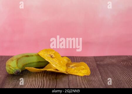 Puce de banane ou localement connu sous le nom de korepek pisang avec jeune banane crue. Points de mise au point sélective. Arrière-plan flou Banque D'Images