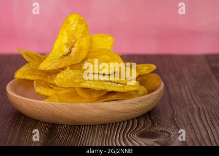 Banane ou localement connu sous le nom de kerepek pisang dans une plaque en bois. Points de mise au point sélective. Arrière-plan flou Banque D'Images